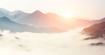 Фотообои Рассвет в туманных горах