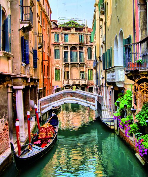 Фотообои Красочная улица в Венеции