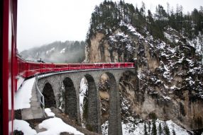 Фотообои поезд в скалах