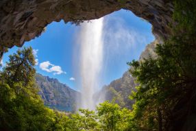 Фотообои Поток воды со свода пещеры