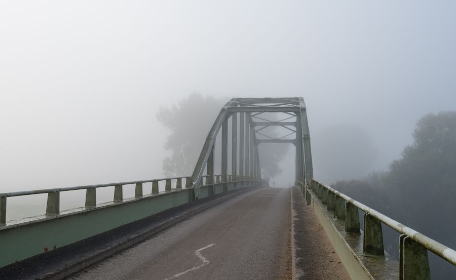 Фреска мост в тумане