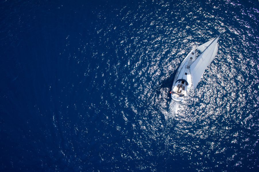 Фотообои парусная яхта на синей воде
