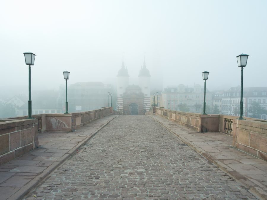 Фотообои Туманный мост в старинном городе