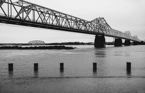 Фотообои Черно-белый мост с побережья